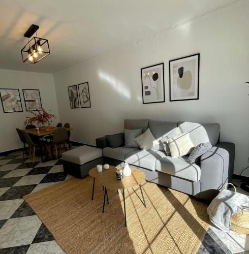 uma sala de estar com um sofá e uma mesa em Apartamento Dúplex Cala de Mijas em La Cala de Mijas