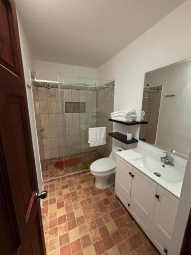 La salle de bains est pourvue de toilettes et d'un lavabo. dans l'établissement Refugio colonial y acogedor., à San Miguel Morazán