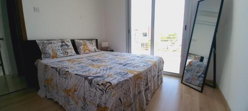 - une chambre avec un lit et un grand miroir dans l'établissement 3 bedroom Villa in Pyla, à Larnaka