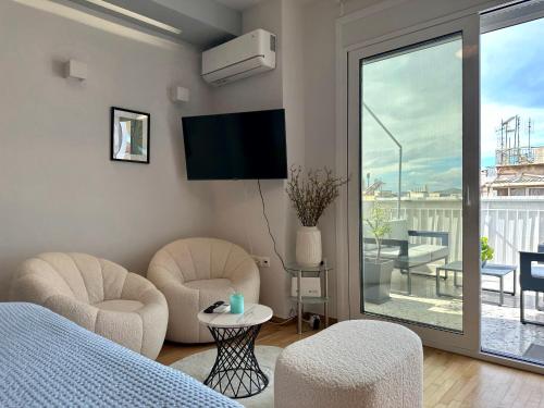 1 Schlafzimmer mit einem Bett und Stühlen sowie einem Balkon in der Unterkunft Cloud 9 - Smart apartment jacuzzi in Athen