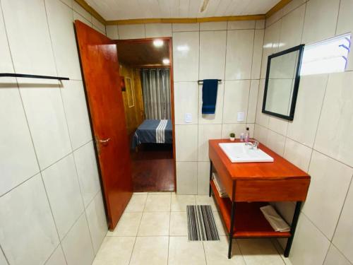 La salle de bains est pourvue d'un lavabo et d'un miroir. dans l'établissement Alojamiento Matheo, à El Soberbio