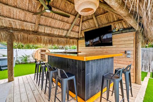 Μια τηλεόραση ή/και κέντρο ψυχαγωγίας στο Bali Inspired home with Heated Pool, Sauna and Hot Tub! Close to Beach and Atlantic Ave
