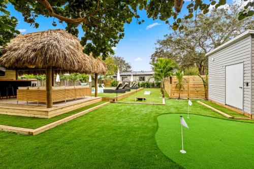 Κήπος έξω από το Bali Inspired home with Heated Pool, Sauna and Hot Tub! Close to Beach and Atlantic Ave