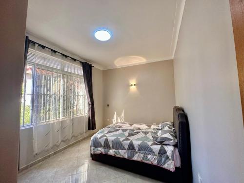Giường trong phòng chung tại Modern Apartments in Kampala-Wi-Fi 24/7