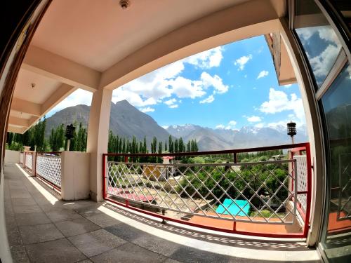 - un balcon avec vue sur les montagnes dans l'établissement Baltistan Continental, à Skardu