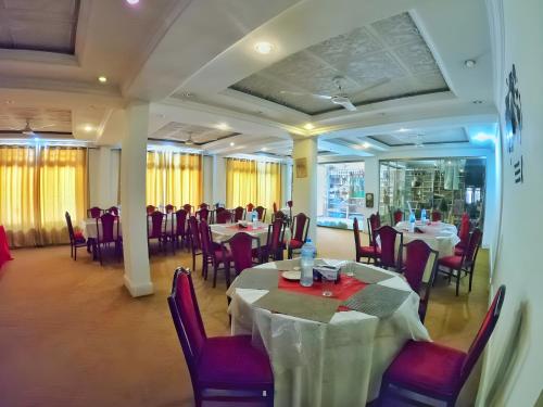 史卡杜的住宿－Baltistan Continental，餐厅内带桌椅的用餐室