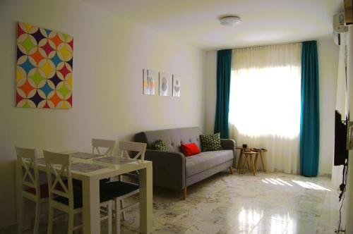 ein Wohnzimmer mit einem Sofa und einem Tisch in der Unterkunft Yeshill Apartments in Budva
