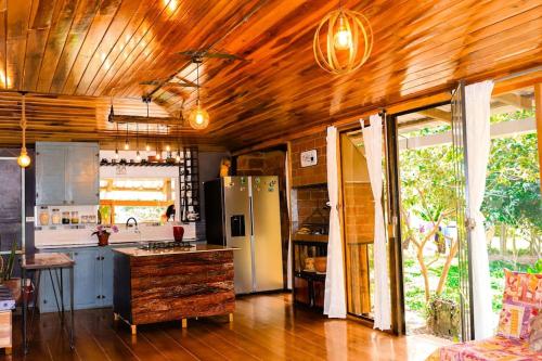 uma cozinha com um frigorífico e uma bancada em Chalet Santacruz, Casa entera en la naturaleza em Nueva Loja