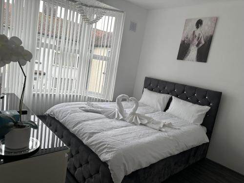 a bed with a swan on it in a bedroom at House - Sleeps 6 - Garden - Seaside - Pet Friendly in Great Yarmouth
