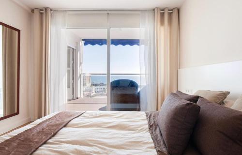 1 dormitorio con 1 cama y vistas al océano en VISTAS AL MAR, en Aguadulce