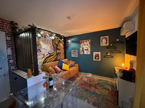 un salon avec un canapé et un tableau au mur dans l'établissement Centre port,vue panoramique,Clim,Balcon,wifi, au Cap d'Agde