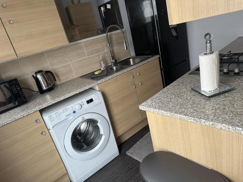 a kitchen with a washing machine in a kitchen at House - Sleeps 6 - Garden - Seaside - Pet Friendly in Great Yarmouth