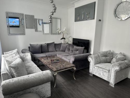un soggiorno con divano, 2 sedie e tavolo di House - Sleeps 6 - Garden - Seaside - Pet Friendly a Great Yarmouth
