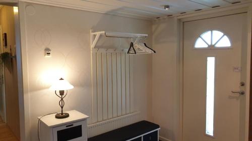 una habitación con una lámpara en una mesa y una ventana en Villa Norrland, modern im skandinavischen Stil, mit Kamin, Garten und Saunafass, en Vidsel