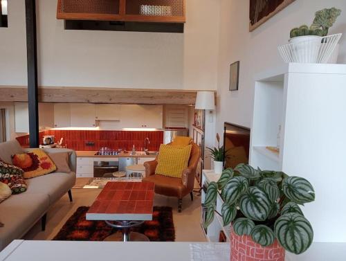 un salon avec un canapé et une table dans l'établissement Appartement Vue Notre Dame + extérieur verdoyant, à Marseille