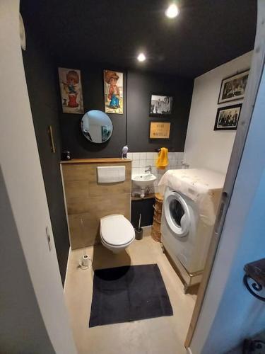 La salle de bains est pourvue de toilettes et d'un lave-linge. dans l'établissement Appartement Vue Notre Dame + extérieur verdoyant, à Marseille
