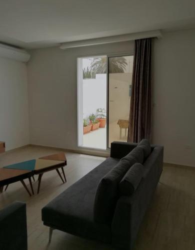 a living room with a couch and a table at L'espadon de Mahdia Étage de villa in Mahdia