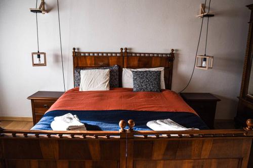 - une chambre dotée d'un lit en bois avec des chaussures dans l'établissement Double bedroom, kitchen, bathroom in organic farm, à Belluno