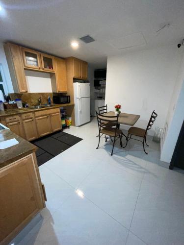 uma cozinha com uma mesa e cadeiras e um frigorífico em Room with Private Bathroom/No closet em Boca Raton