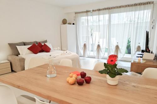 a living room with a table with fruit on it at GINNY HOUSE VENEZIA in Dolo