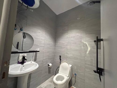un bagno con WC e lavandino di Boulevard Studio Private and Self Entry a Riyad