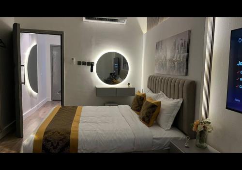 Llit o llits en una habitació de Boulevard Studio Private and Self Entry