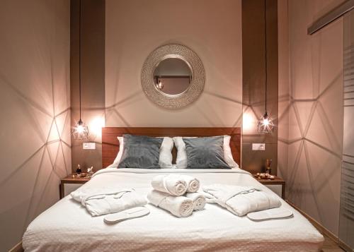 Un pat sau paturi într-o cameră la VENUS Apartment with jacuzzi and sauna - City Center