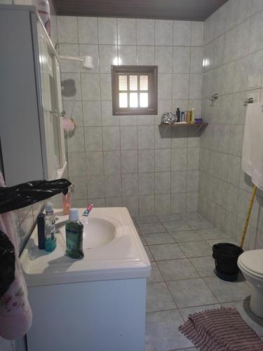 y baño con lavabo, ducha y aseo. en Chácara Bethel tranquilidade, en Pilar do Sul