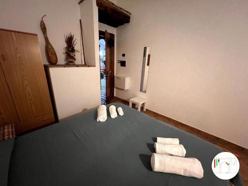 a room with a bed with towels on it at Casa di campagna nel Parco del Pollino in Teana