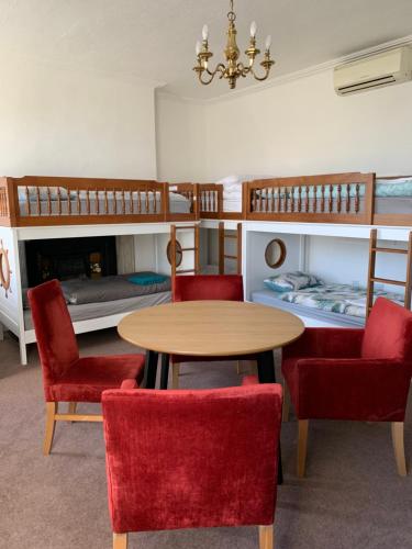ダブリンにあるEden Quay Guesthouse Private Roomsのテーブル、椅子、二段ベッドが備わる客室です。