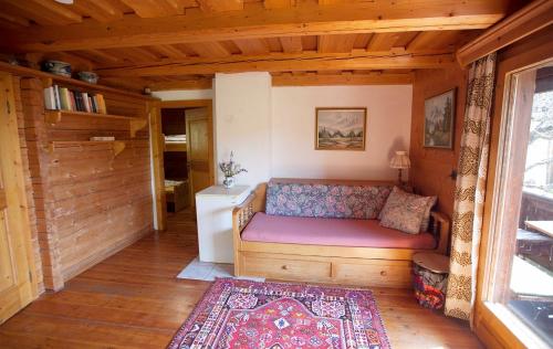 ein kleines Zimmer mit Sofa in einem Haus in der Unterkunft Urlaub im Blockhaus in Diex