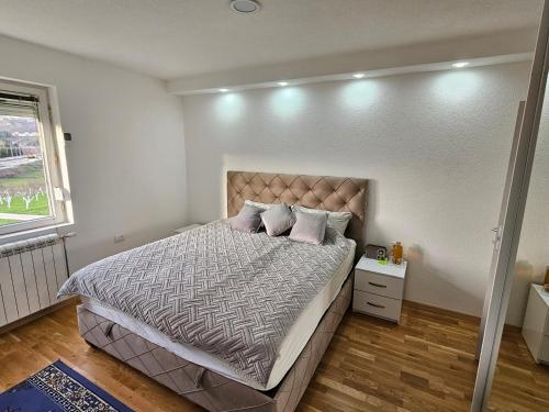 Una cama o camas en una habitación de Guest house Adžić
