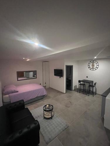 un salon avec un lit et une table dans l'établissement Studio Kosy Gare Part Dieu, à Lyon