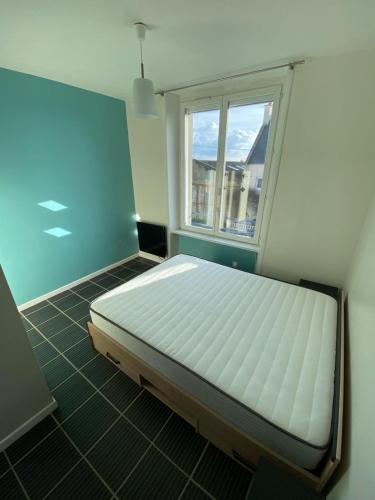 Ce lit se trouve dans un dortoir doté d'une fenêtre. dans l'établissement Duplex proche centre-ville, à Brest