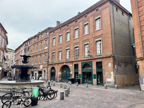 a group of bikes parked in front of a building at L'élégant - Capitole in Toulouse