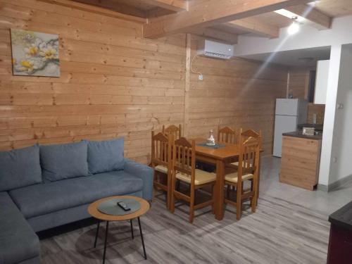 een woonkamer met een bank en een tafel en een keuken bij Resort Dudukovic in Slunj