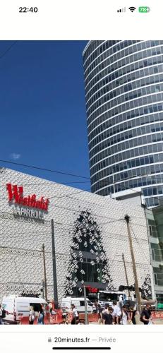 un grand bâtiment avec une enseigne sur le côté dans l'établissement Studio Kosy Gare Part Dieu, à Lyon