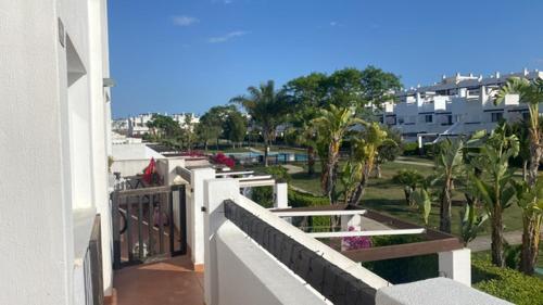 - un balcon donnant sur un parc dans l'établissement Naranjos Condado, à Alhama de Murcia
