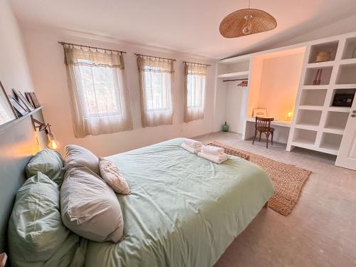 ein Schlafzimmer mit einem großen Bett und einem Sofa in der Unterkunft L'Atelier des Vignes in Saint-Pantaléon