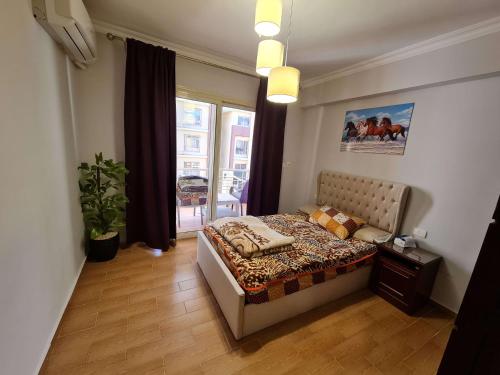 Postel nebo postele na pokoji v ubytování Freshly Modern Renewed 3BR Full AirCod Dar masr Qornfel