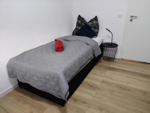 Un dormitorio con una cama con una rosa roja. en Hotel Radevormwald en Radevormwald