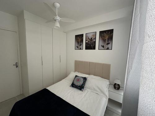 a bedroom with a bed with a pillow on it at M.APTO barra funda in São Paulo