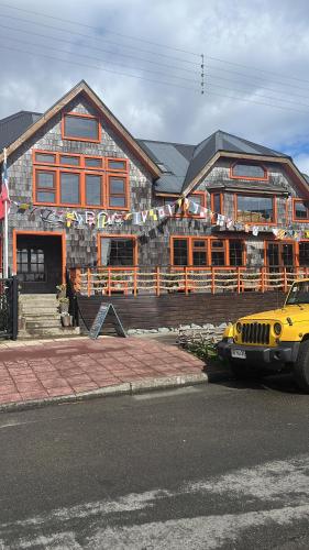 a yellow car parked in front of a building at ARCA HOTEL BOUTIQUE in Achao