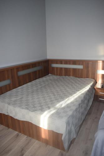 een groot bed in een kamer met 2 nachtkastjes bij Apartament Nicolae Iorga RHBM in Baia Mare