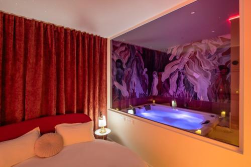 - une chambre avec un lit et une baignoire dans l'établissement Mountain Love, à Saint-Claude