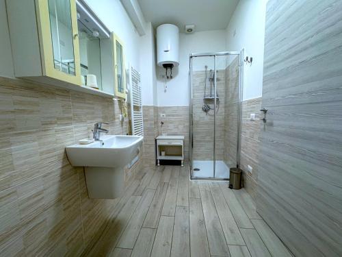 a bathroom with a sink and a shower at SG Rooms - Casa Laura in Peschiera del Garda