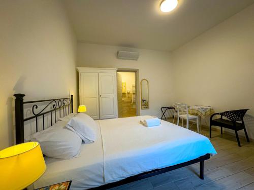 Un dormitorio con una cama y una mesa y sillas. en SG Rooms - Casa Laura, en Peschiera del Garda