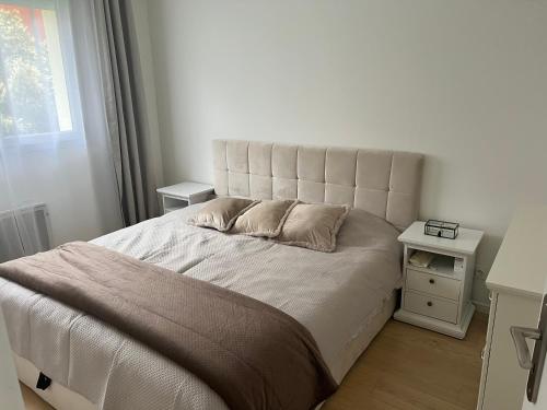 une chambre avec un grand lit et une fenêtre dans l'établissement Maison individuelle à louer, à Villemomble