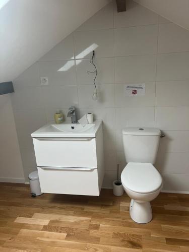 une salle de bain blanche avec des toilettes et un lavabo dans l'établissement Maison individuelle à louer, à Villemomble