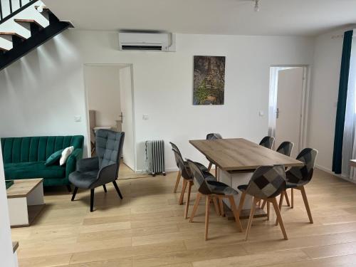 un salon avec une table et des chaises en bois dans l'établissement Maison individuelle à louer, à Villemomble